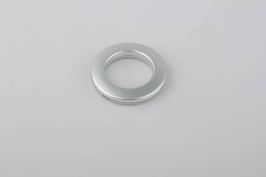 Gri arka planda korniş sabitleme için perde grommet halka