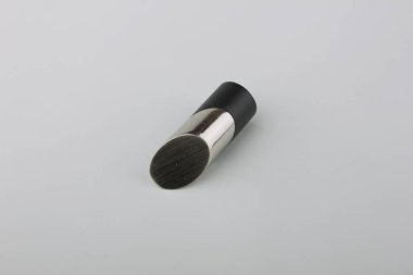 Gri arka planda perde direği için modern metal bitiş