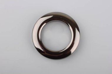 Gri arka planda korniş sabitleme için parlak metal perde grommet halka