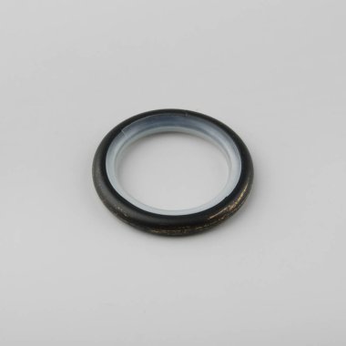 Gri arka plan üzerinde korniş kutup için perde metal halka