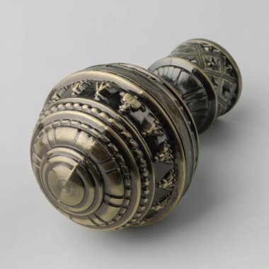 Gri arka planda perde saçak için Vintage metal biten