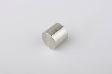 Gri arka plan üzerinde perde direği için basit metal ucu