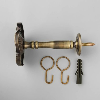 Gri arka plan üzerinde bağlantı elemanları ile perde için metal çiçek şeklinde hold-back.