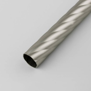 Gri arka plan üzerinde oluklu yüzeye sahip modern metal perde tüpü.