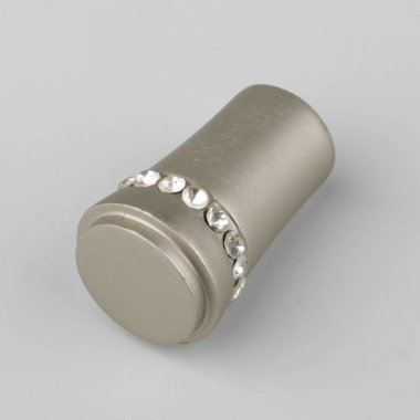 Gri arka plan üzerinde perde direği için kristaller ile dekore modern metal son