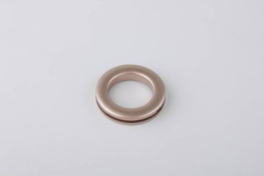 Gri arka planda korniş sabitleme için perde grommet halka