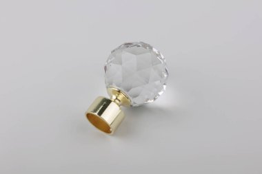 Gri arka plan üzerinde perde eaaves için modern kristal top biten