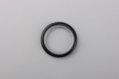 Gri arka plan üzerinde korniş kutup için perde metal halka