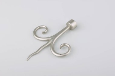 Gri arka plan üzerinde perde direği için modern mızrak metal bitiş