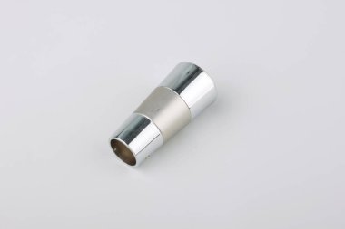 Gri arka planda perde direği için modern metal bitiş