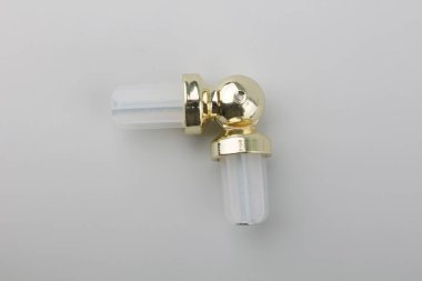 Gri arka plan üzerinde korniş için modern bağlantı elemanı