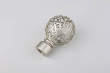 Gri arka plan üzerinde perde direği için biten modern desenli top