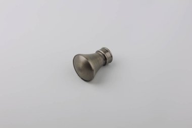 Gri arka planda perde eaves için basit metal fiş