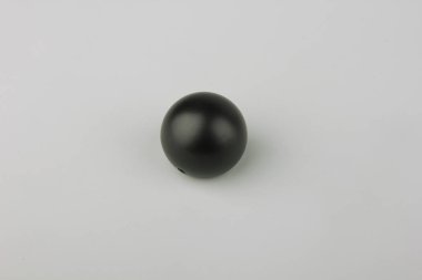 Gri arka plan üzerinde perde direği için modern yuvarlak siyah son