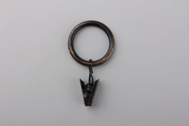 Gri arka plan üzerinde korniş kutup için askı ile Perde metal halka