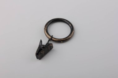 Gri arka plan üzerinde korniş kutup için askı ile Perde metal halka