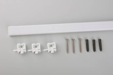 Beyaz güneşlikler direkler ve gri arkaplanda plastik aksesuarlar