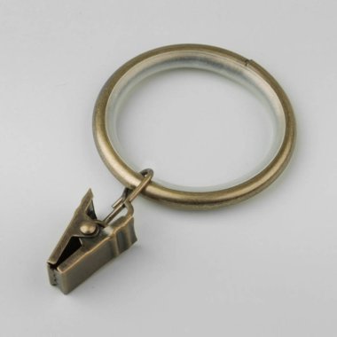 Gri arka plan üzerinde korniş kutup için askı ile Perde metal halka