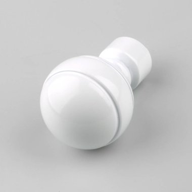 Gri arka planda modern beyaz top perde korniş finial