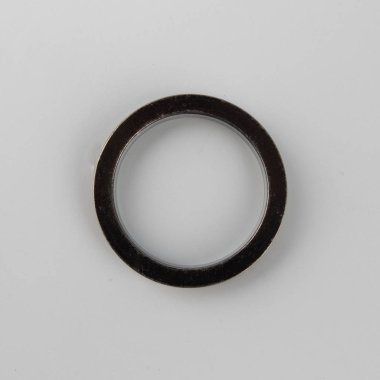 Gri arka plan üzerinde korniş kutup için perde metal halka