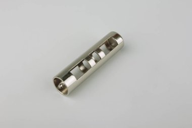 Gri arka planda perde direği için modern metal bitiş