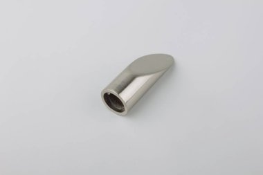 Gri arka planda perde direği için modern metal bitiş