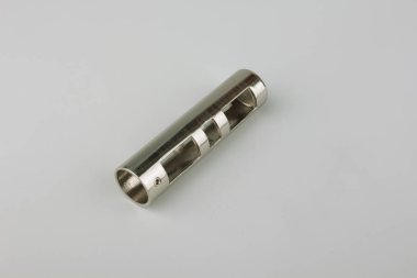 Gri arka planda perde direği için modern metal bitiş