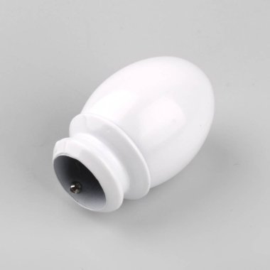 Gri arka planda perde korniş için yumurta şeklinde beyaz uç