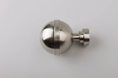 Gri arka planda perde saçak için modern metal bitiş