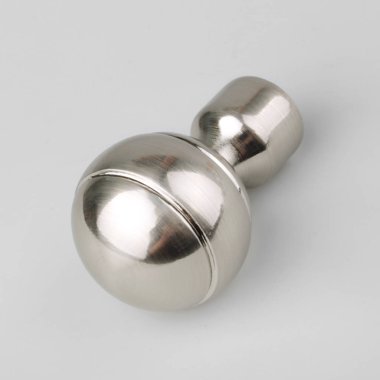 Gri arka plan üzerinde perde eaves için top şeklinde modern metal bitiş