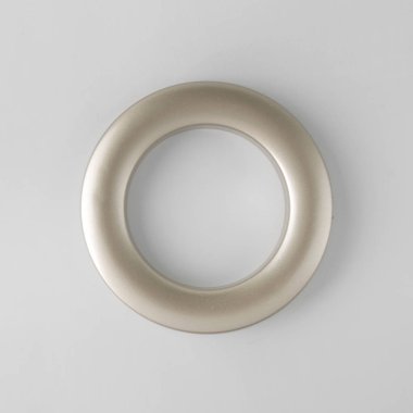 Gri arka planda korniş sabitleme için dairesel perde grommet halka