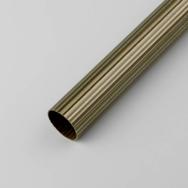 Gri arka plan üzerinde oluklu yüzeyli vintage metal perde tüp.