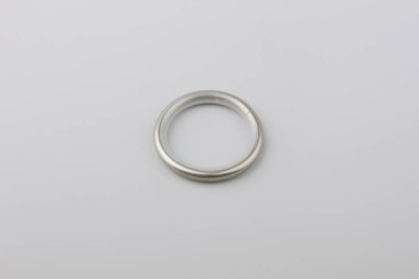 Gri arka plan üzerinde korniş kutup için perde metal halka