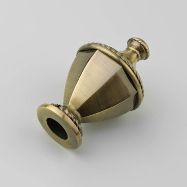 Gri arka plan üzerinde perde eaves için Amphora şeklinde vintage metal ucu