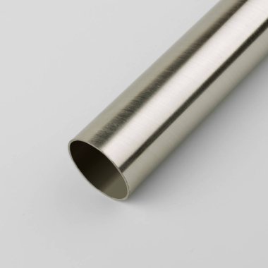 Gri arka plan üzerinde pürüzsüz yüzeyli Vintage metal perde çubuk.