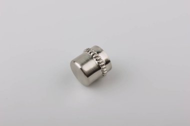 Gri arka planda perde saçak için modern metal bitiş