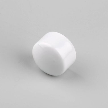 Gri arka planda biten basit yuvarlak metal perde kutup