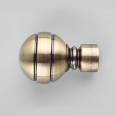 Gri arka planda modern metal top perde korniş finial