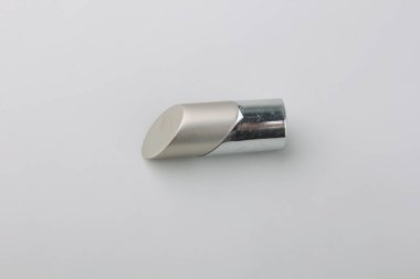 Gri arka planda perde direği için modern metal bitiş