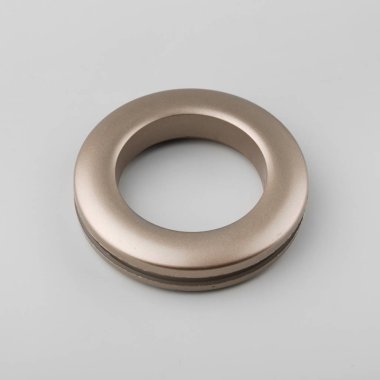 Gri arka planda korniş sabitleme için dairesel perde grommet halka