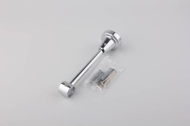 Gri arka planda plastik vida paketi ile sönmeler için braket