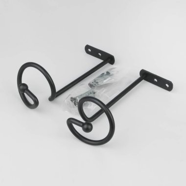 Gri arka plan üzerinde bağlantı elemanları ile perde için metal bükümlü bekleme.