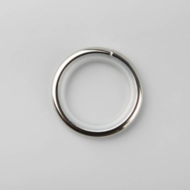 Gri arka plan üzerinde korniş kutup için perde metal halka