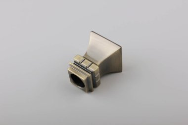 Gri arka planda perde saçak için modern metal bitiş