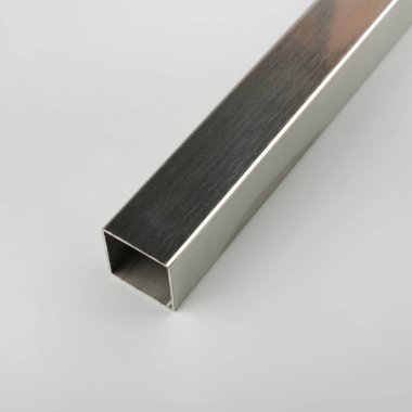 Gri arka plan üzerinde modern metal perde çubuk tüp.