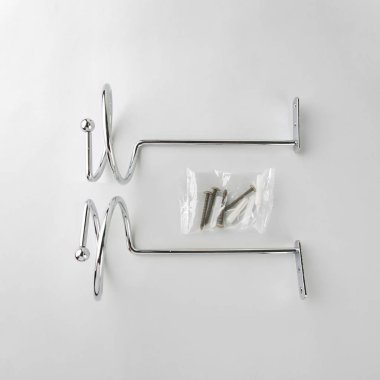 Gri arka plan üzerinde bağlantı elemanları ile perde için metal bükümlü bekleme.