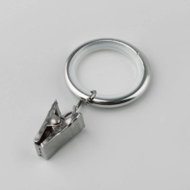 Gri arka plan üzerinde korniş kutup için askı ile Perde metal halka