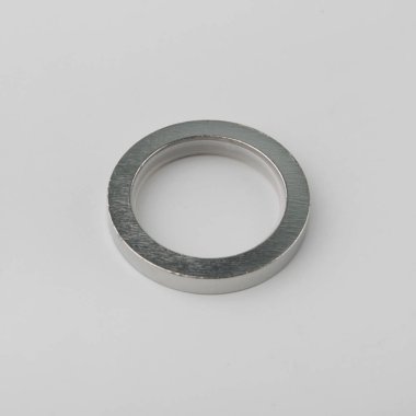 Gri arka plan üzerinde korniş kutup için perde metal halka