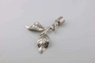 Gri arka plan üzerinde perde eaves için yaprak şeklinde metal fiş