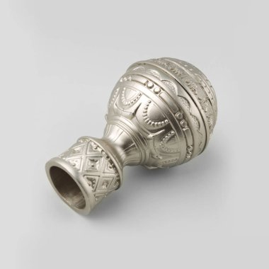 Gri arka planda perde saçak için süslü top şeklinde biten Vintage metal